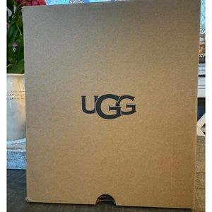 UGG Fluffita Slides Sz 5
$65 
Size: 5
|